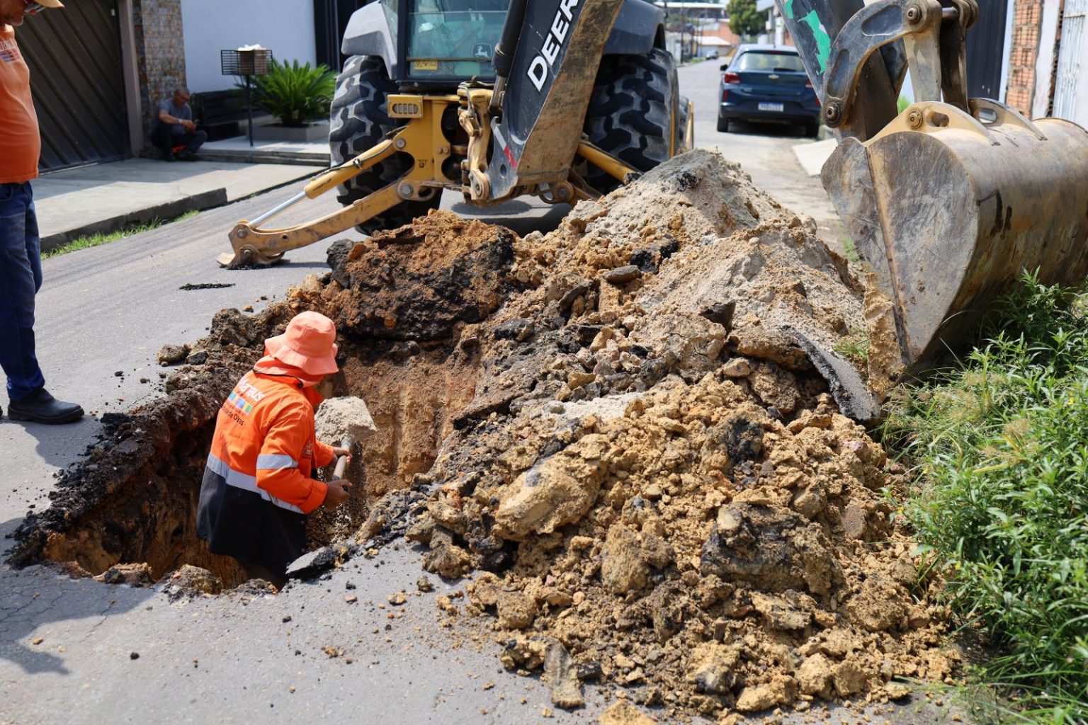 Prefeitura trabalha na limpeza da rede de drenagem profunda
