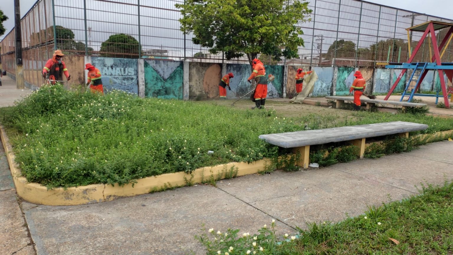 Prefeitura de Manaus realiza ação de limpeza em praças