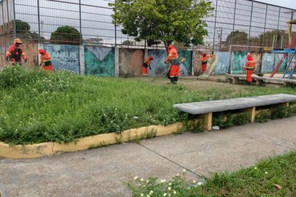 Prefeitura de Manaus realiza ação de limpeza em praças