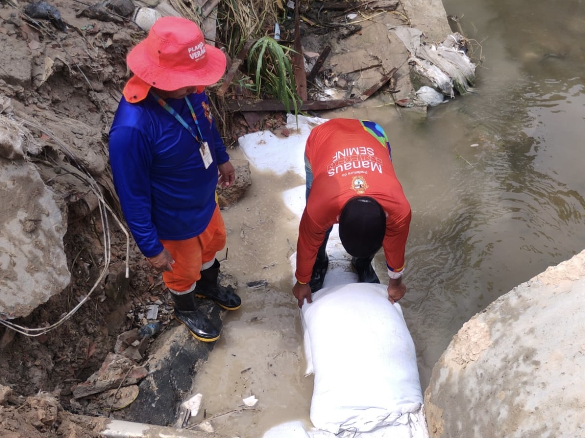 Prefeitura de Manaus realiza contenção de igarapé