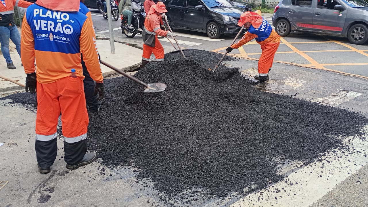 Prefeitura de Manaus realiza serviços de manutenção asfáltica
