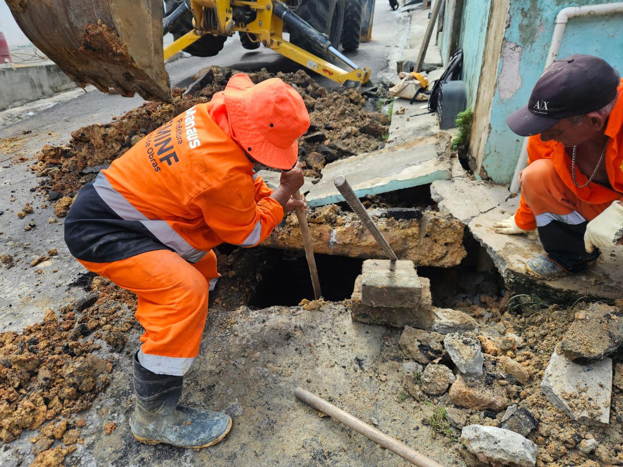 Prefeitura recupera rede de drenagem no bairro Compensa
