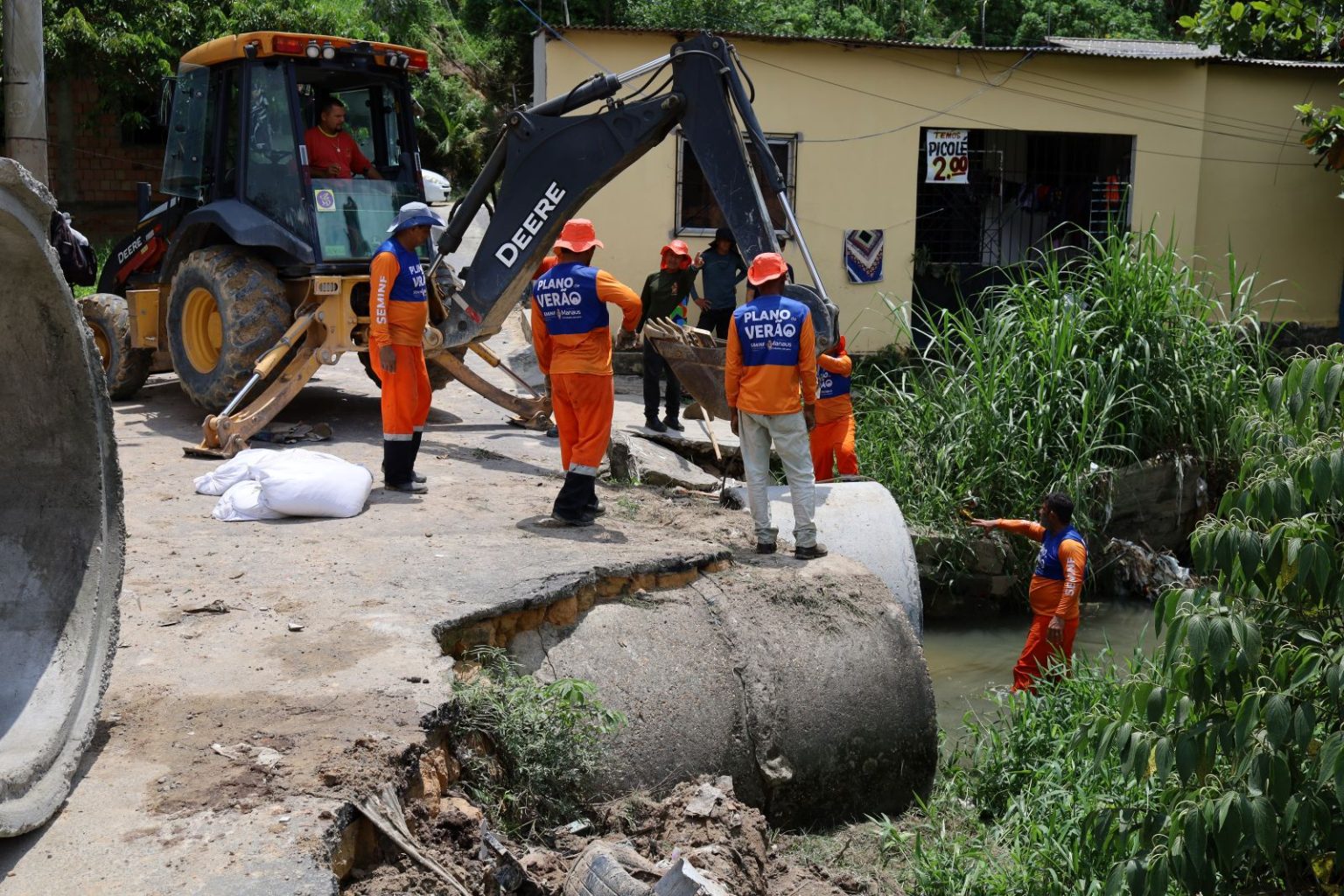 Prefeitura de Manaus substitui tubulação rompida em igarapé