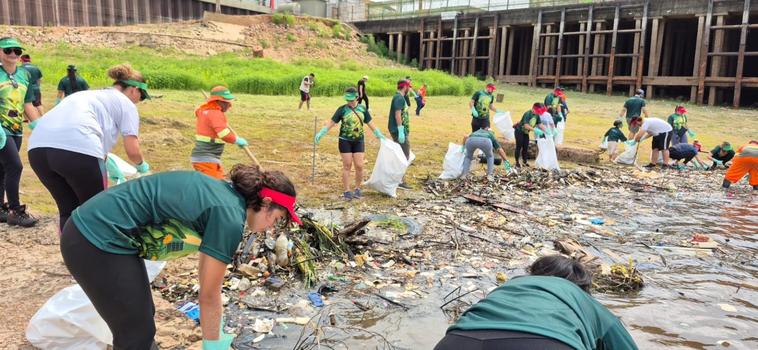 Prefeitura realiza ações simultâneas de limpeza da orla de Manaus