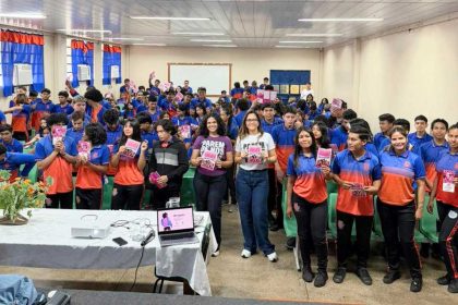 Procuradoria da Mulher da Aleam realiza palestra sobre violência e relacionamentos abusivos em escola de Parintins