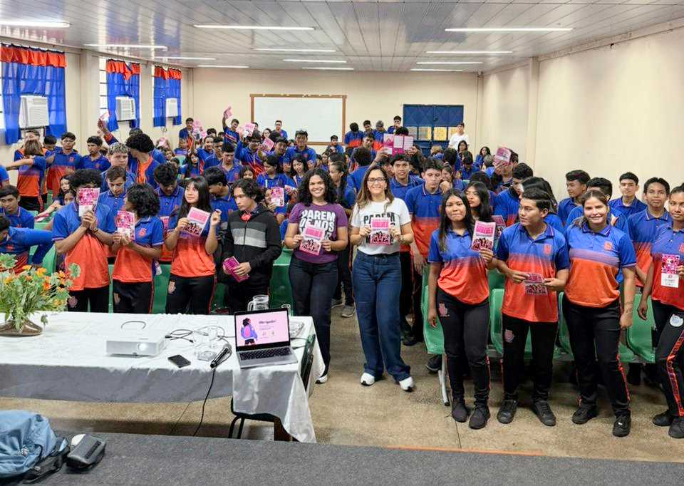 Procuradoria da Mulher da Aleam realiza palestra sobre violência e relacionamentos abusivos em escola de Parintins