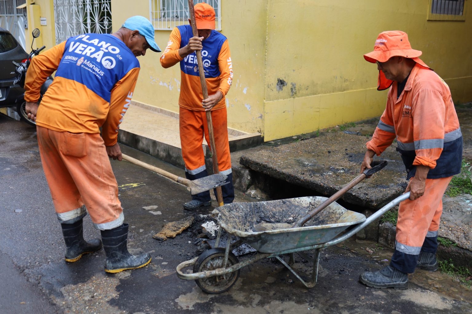 Rua do Lírio do Vale recebe desobstrução de caixa coletora