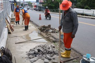 Limpeza e reconstrução de tampa de caixa coletora na Desembargador João Machado