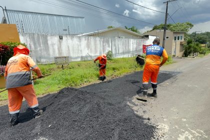 ‘Plano de Verão’ realiza reparo asfáltico em ruas do bairro Tarumã