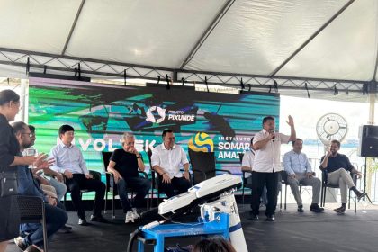 Sinésio Campos destaca papel da tecnologia na transição energética durante entrega de motores elétricos a pescadores no Careiro da Várzea