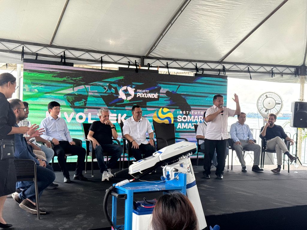 Sinésio Campos destaca papel da tecnologia na transição energética durante entrega de motores elétricos a pescadores no Careiro da Várzea