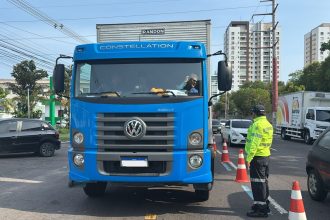 Prefeitura de Manaus realiza operação de fiscalização de veículos pesados na avenida Mário Ypiranga Monteiro