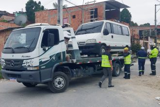 Prefeitura de Manaus reforça combate ao transporte escolar irregular e apreende veículo que levava crianças sem autorização