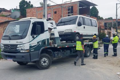 Prefeitura de Manaus reforça combate ao transporte escolar irregular e apreende veículo que levava crianças sem autorização