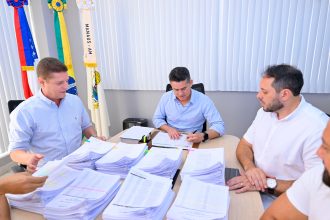 Prefeito David Almeida assina maior publicação da história do DOM e garante progressão para quase 10 mil servidores da Educação