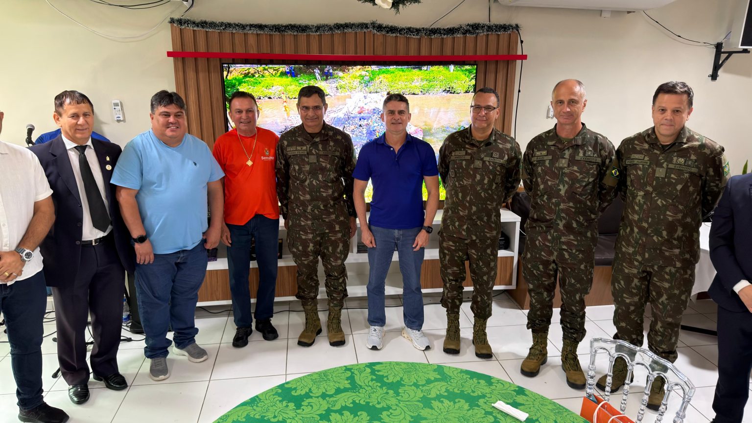 Prefeito David Almeida recebe generais do Exército