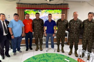 Prefeito David Almeida recebe generais do Exército