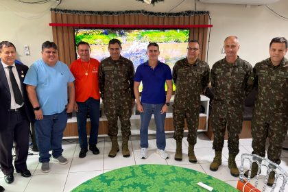 Prefeito David Almeida recebe generais do Exército