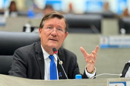 Zé Ricardo expõe suspeitas sobre roda-gigante instalada na Ponta Negra e cobra transparência da prefeitura