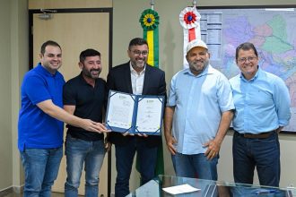 Deputado Carlinhos Bessa participa da assinatura de convênio para melhorias em Tefé