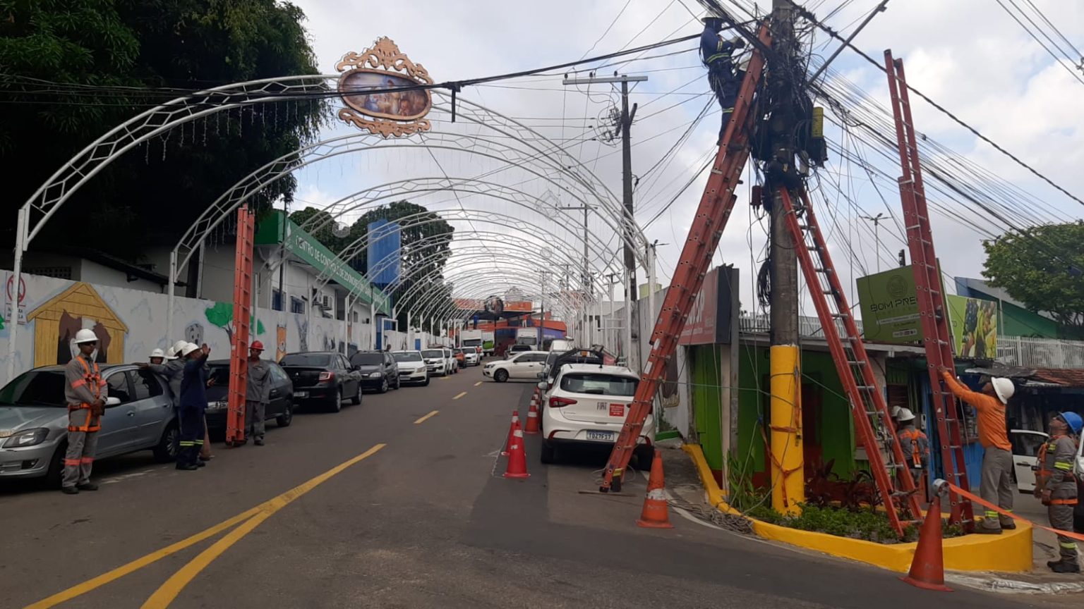 Prefeitura de Manaus chega à marca de 8 toneladas de fios e cabos obsoletos removidos