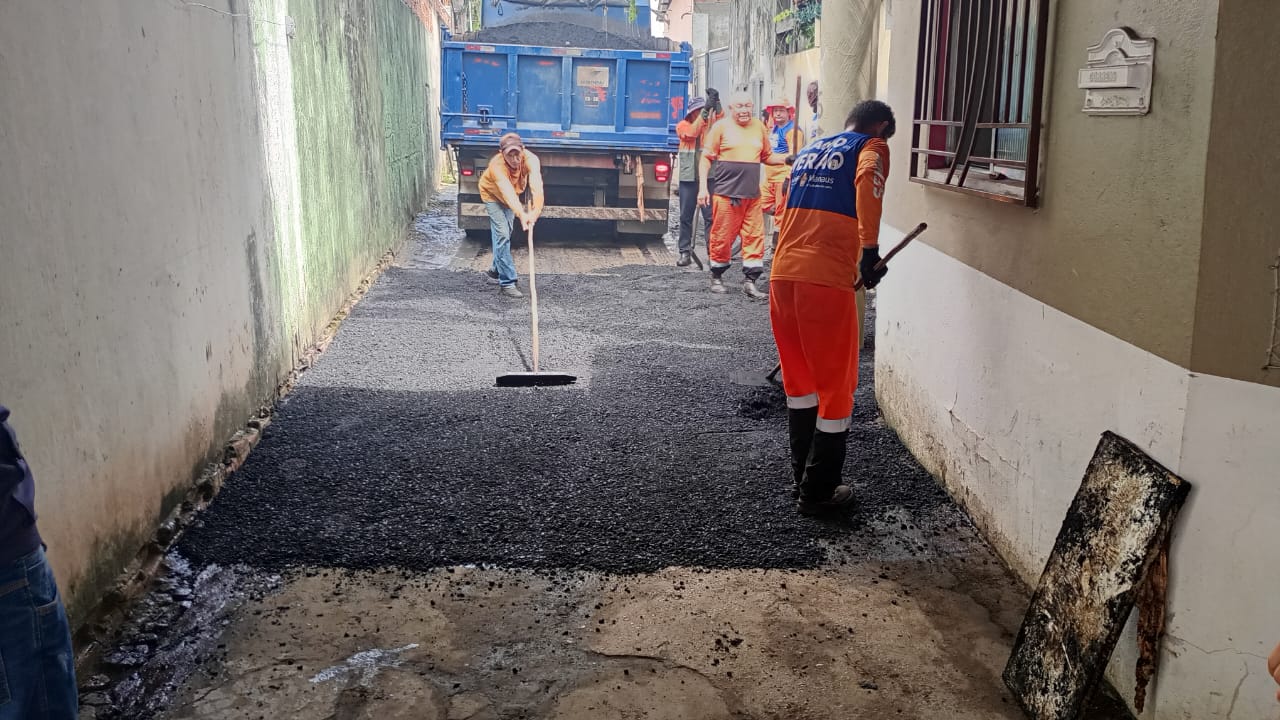 Prefeitura intensifica manutenção viária no bairro Parque 10