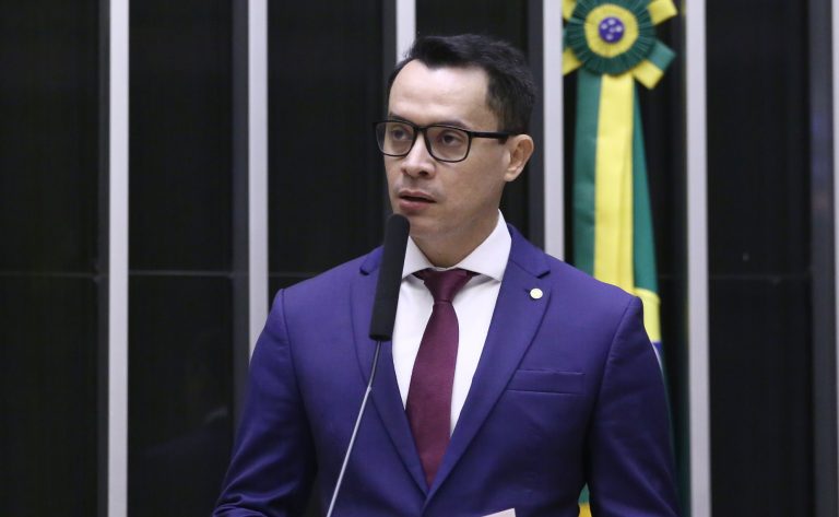 Comissão aprova mais visibilidade ao direito de atendimento prioritário para acompanhante de pessoa com deficiência