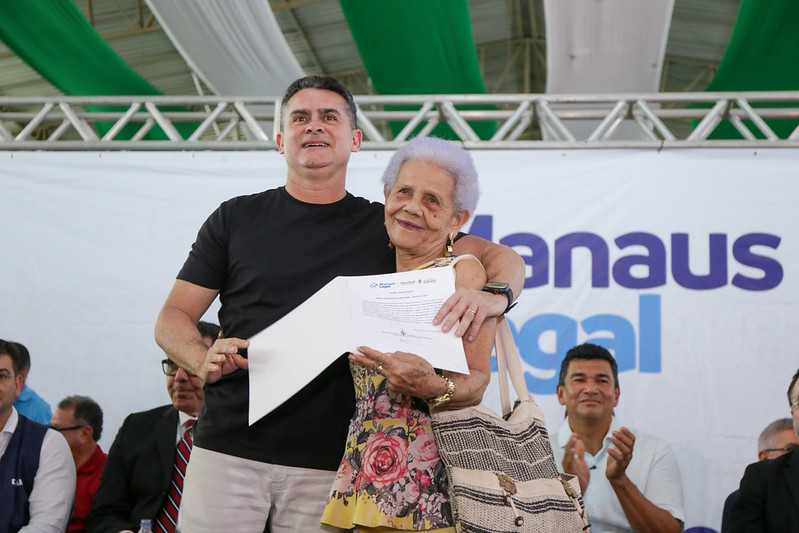 David Almeida entrega 400 registros de imóveis no Santa Luzia