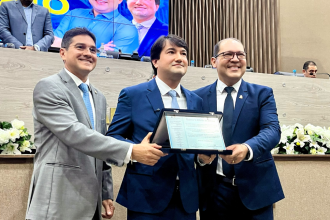 Rosivaldo Cordovil entrega título de Cidadão Manauara a Jender Lobato em cerimônia na CMM