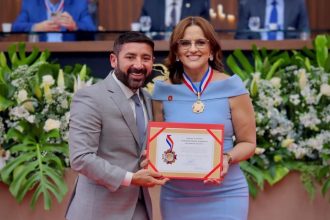 Deputado Carlinhos Bessa entrega Medalha da Ordem do Mérito Legislativo à secretária de Saúde de Tefé, Lecita Marreira