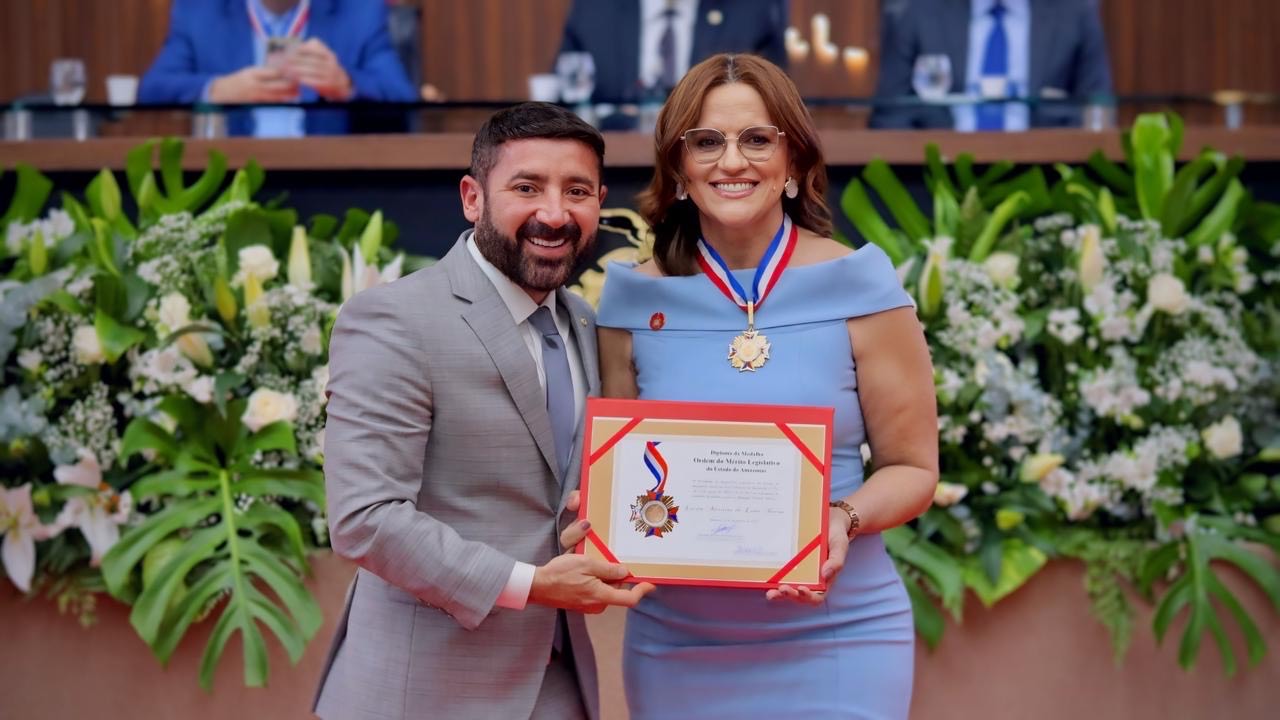 Deputado Carlinhos Bessa entrega Medalha da Ordem do Mérito Legislativo à secretária de Saúde de Tefé, Lecita Marreira