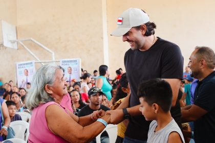 Deputado Thiago Abrahim faz doação de cestas básicas durante o Natal Solidário de Barreirinha