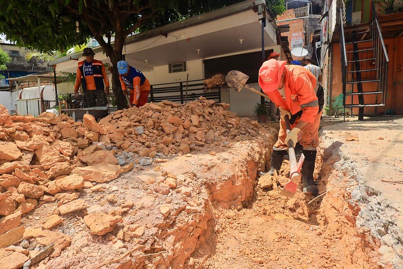 Prefeitura de Manaus atende moradores e implanta nova tubulação em praça do Alvorada