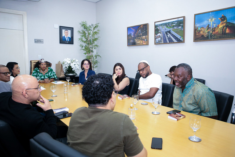 Prefeitura de Manaus recebe rainha Diambi Kabatusuila