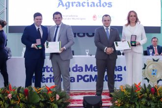 Vice-prefeito entrega Medalha do Mérito da PGM 2025
