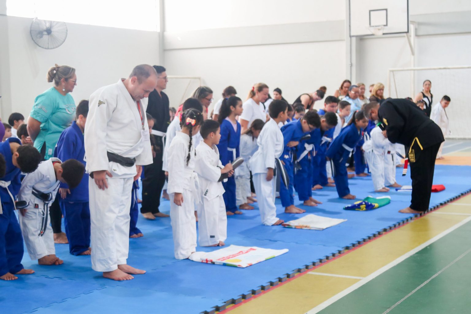 Alunos do Cime Lucia Melo Ferreira Almeida participam de troca de faixas do projeto ‘Aprender Lutando’