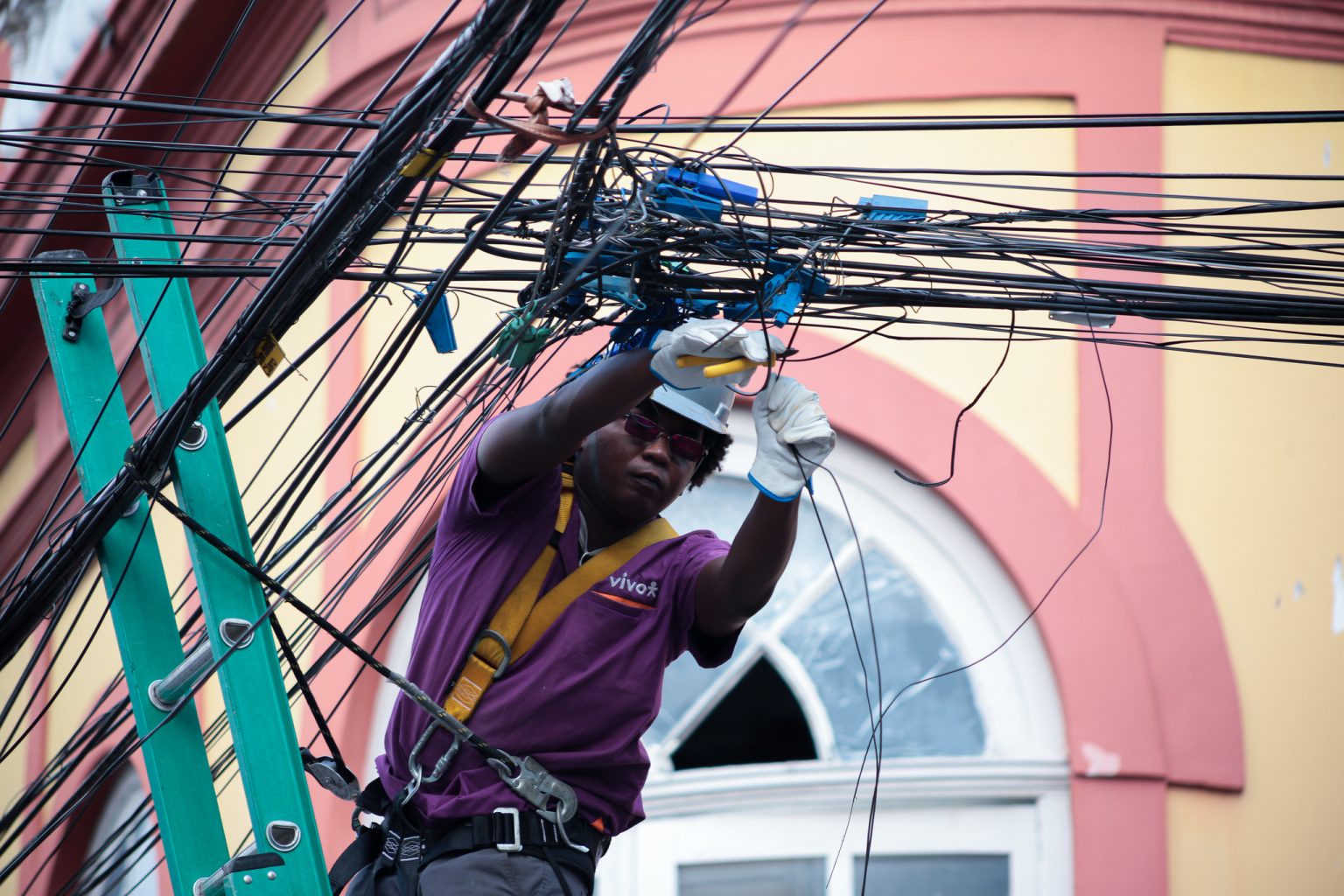 Prefeitura chega a 15 toneladas de fios e cabos retirados no Centro