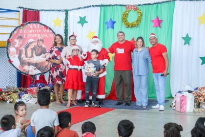 Estudantes da educação municipal participam de entrega de presentes dos Correios