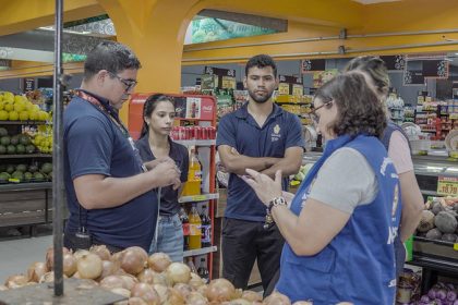 Visa Manaus fiscaliza supermercados em ‘Natal com Saúde’