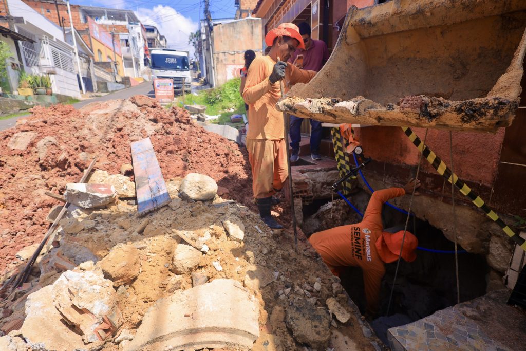 Prefeitura recupera drenagem profunda em via do bairro São Jorge