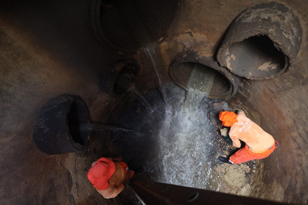 Prefeitura atua em galeria subterrânea e reforça drenagem profunda