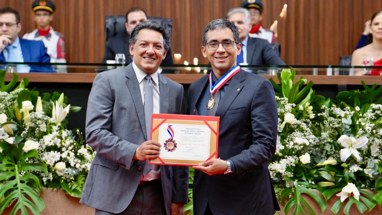 Deputado Felipe Souza homenageia procurador da República com a Medalha do Mérito Legislativo