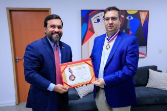 Dr. George Lins homenageia Alex Del Giglio com a Medalha da Ordem do Mérito Legislativo