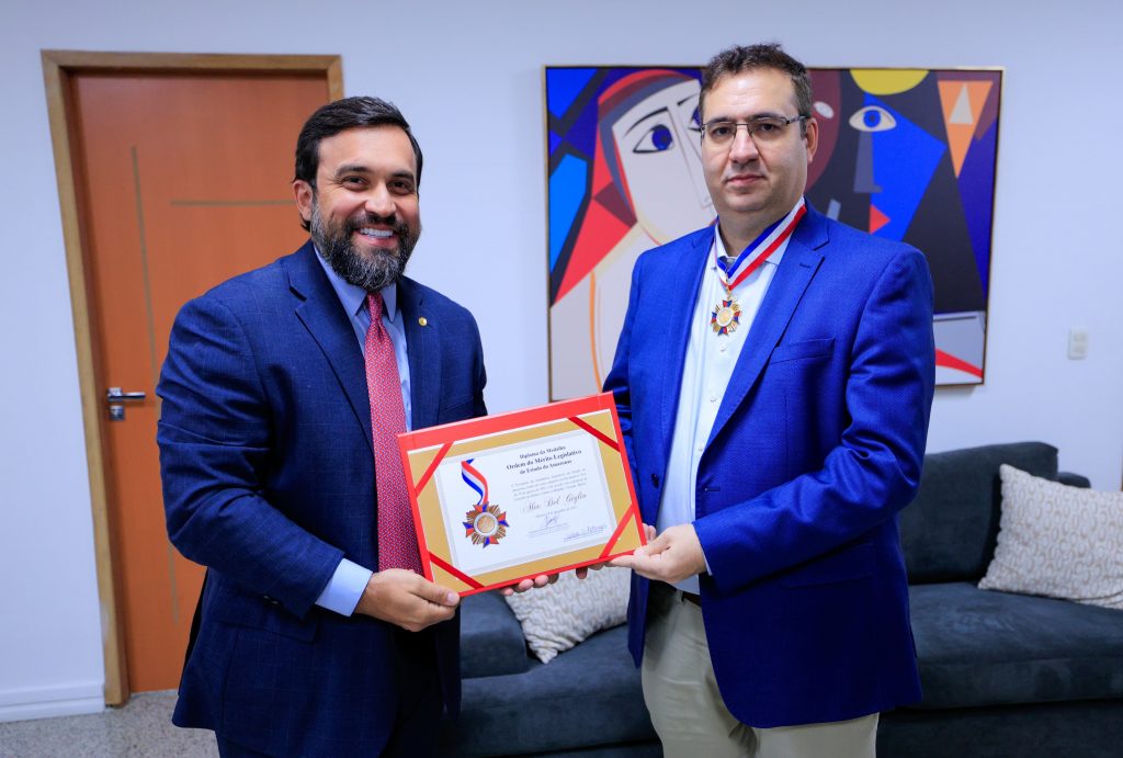 Dr. George Lins homenageia Alex Del Giglio com a Medalha da Ordem do Mérito Legislativo