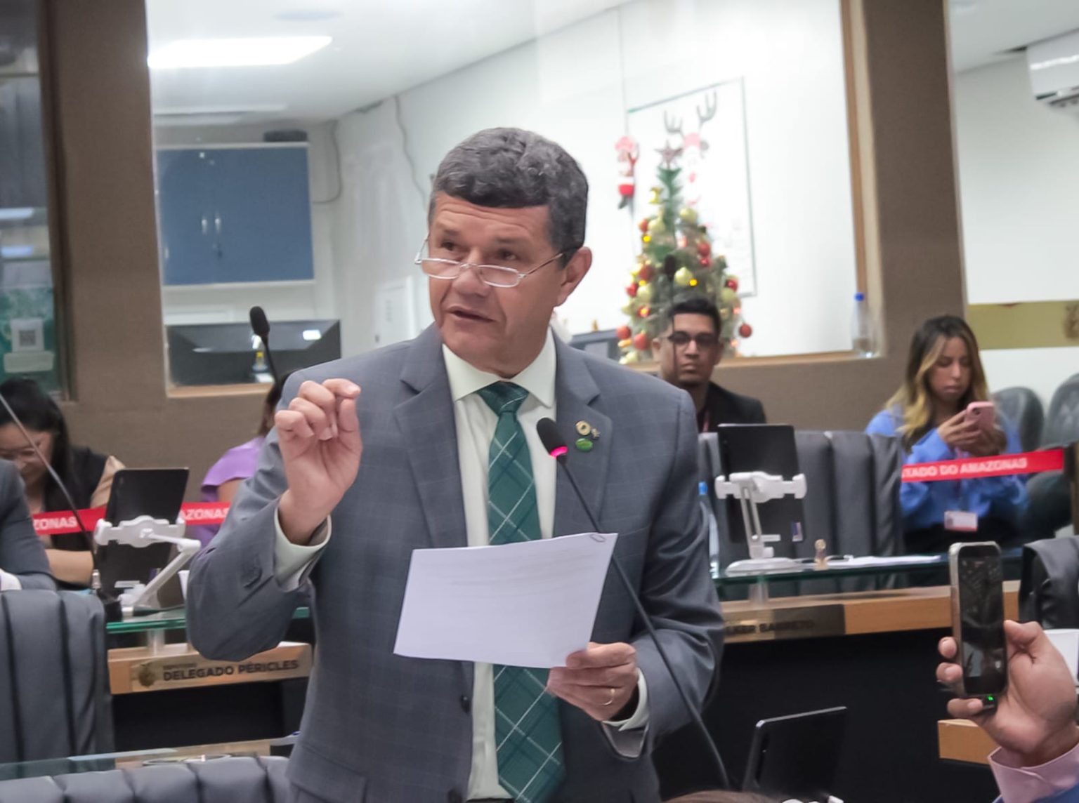 ‘O desafio que 2026 nos impõe é o de manter a atividade legislativa, sem nos deixarmos engolir pela campanha’, enfatizou o  deputado Dan Câmara durante Sessão na Aleam 