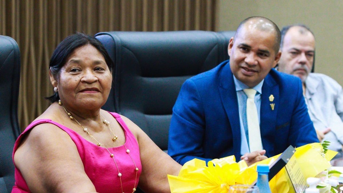 Câmara concede título de Cidadã de Manaus à servidora da saúde com mais de 40 anos de atuação no município