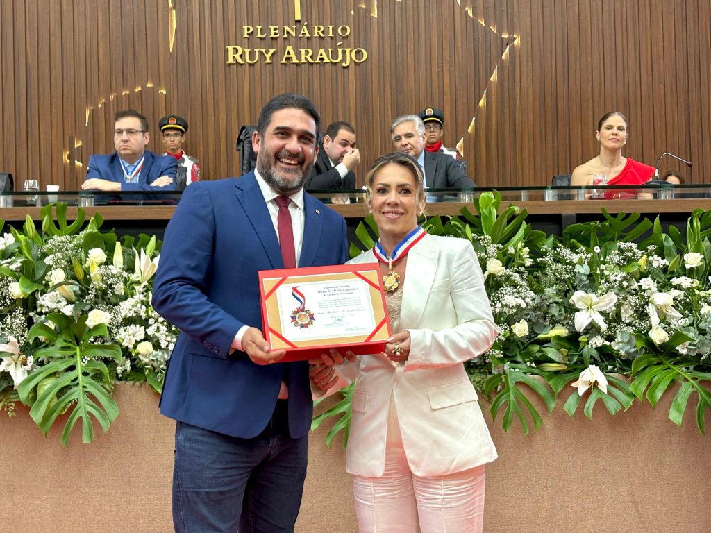Deputado Cristiano D’Angelo homenageia juíza Maria Benigno com a Medalha da Ordem do Mérito Legislativo