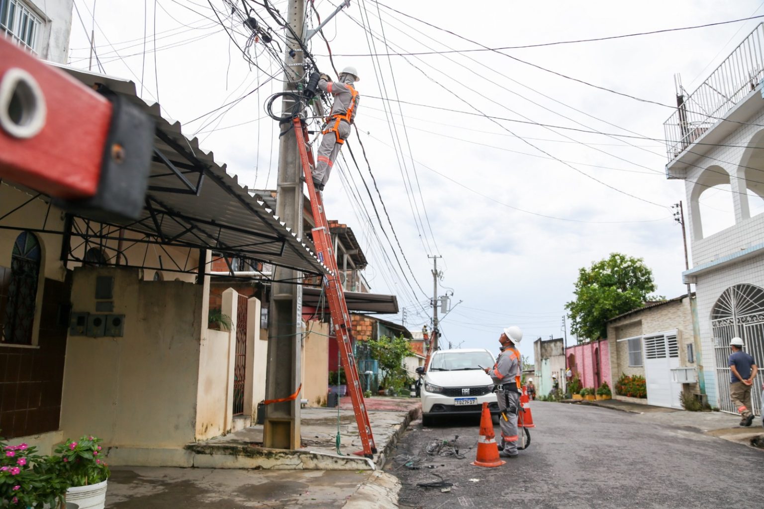 Operação de retirada de fios e cabos obsoletos na Compensa