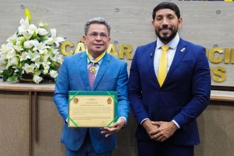Dr. Eduardo Assis homenageia o vice-governador Tadeu de Souza com a Medalha de Ouro da Cidade de Manaus