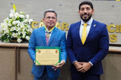 Dr. Eduardo Assis homenageia o vice-governador Tadeu de Souza com a Medalha de Ouro da Cidade de Manaus
